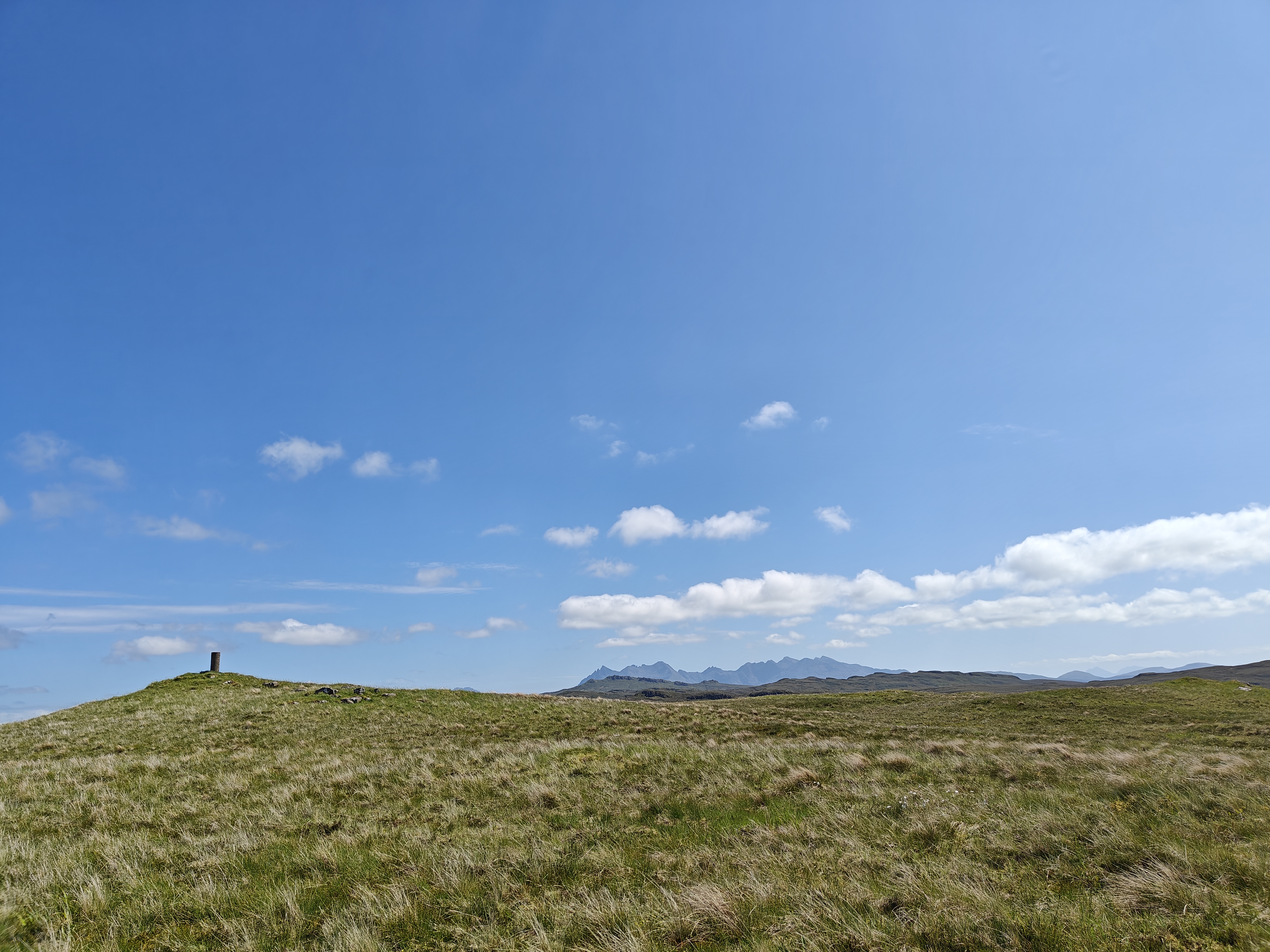 Ben Duagrich Trig Point (Struan): Stunning Lake Views and Framed Cuillins